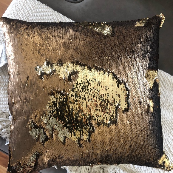 Gold sequin pillow - Picture 3 of 5